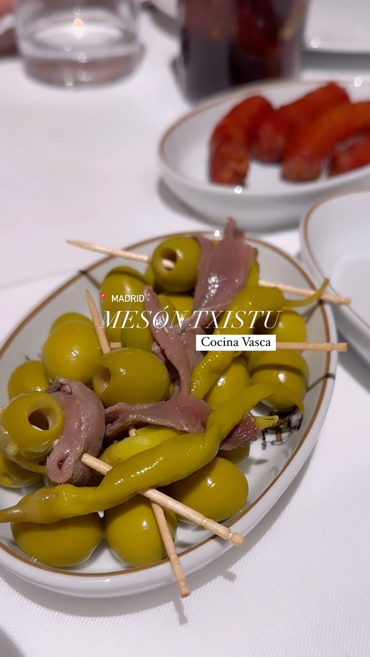 ✨ ¡Hoy os traigo al legendario Mesón Txistu en Madrid! 🌟 

Este restaurante de cocina vasca es un verdadero icono. Muy v