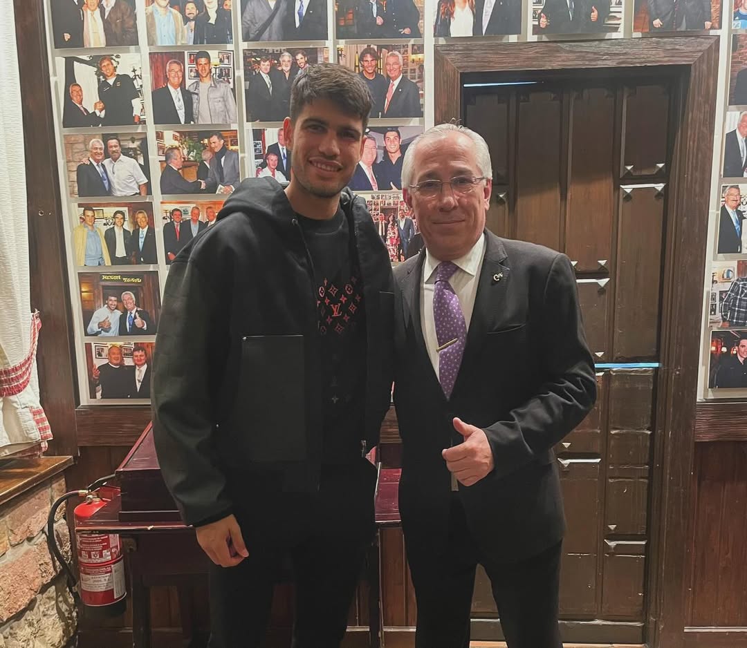 Querido Carlos,

Un placer recibir a todo un número 1 del tenis y si cabe, mejor persona. Te deseamos desde la familia d