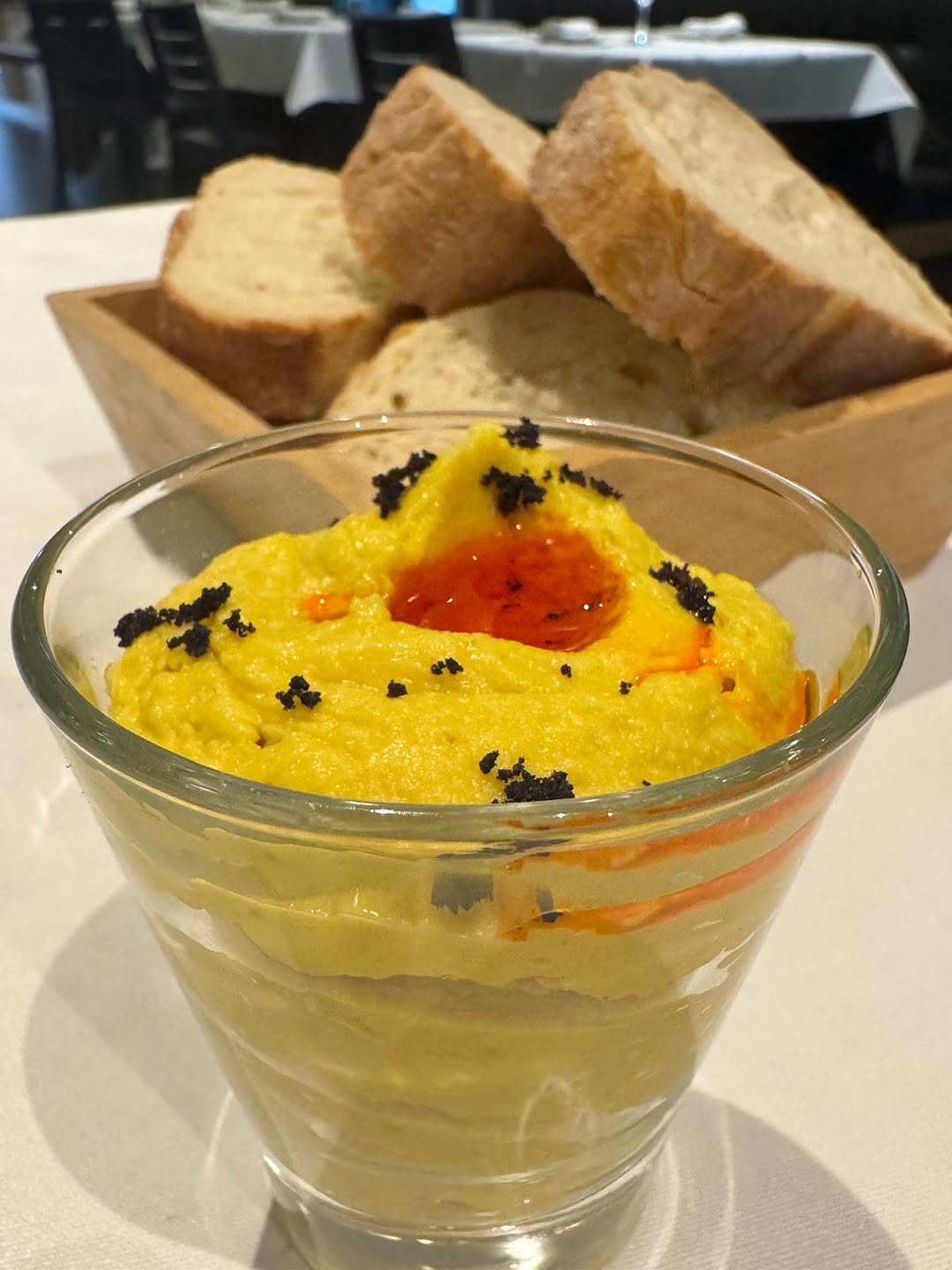 Empezar bien también es una forma de disfrutar. ✨
En Metro Bistró, nuestro hummus es mucho más que un entrante: una tex
