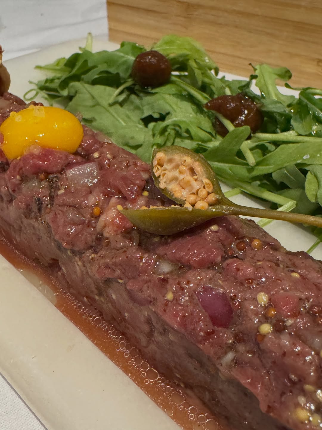 🥩 El mítico Steak Tartar, a nuestra manera.
Un clásico que nunca pasa de moda y que en Metro Bistró tiene distintas par