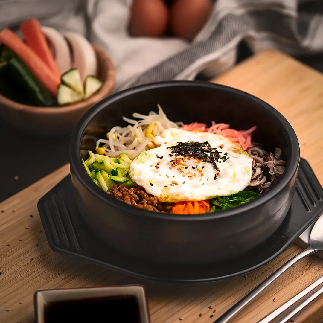 Hoy quiero hablaros de uno de los platos más emblemáticos y coloridos de la cocina coreana: el Bibimbap.
Este plato, c