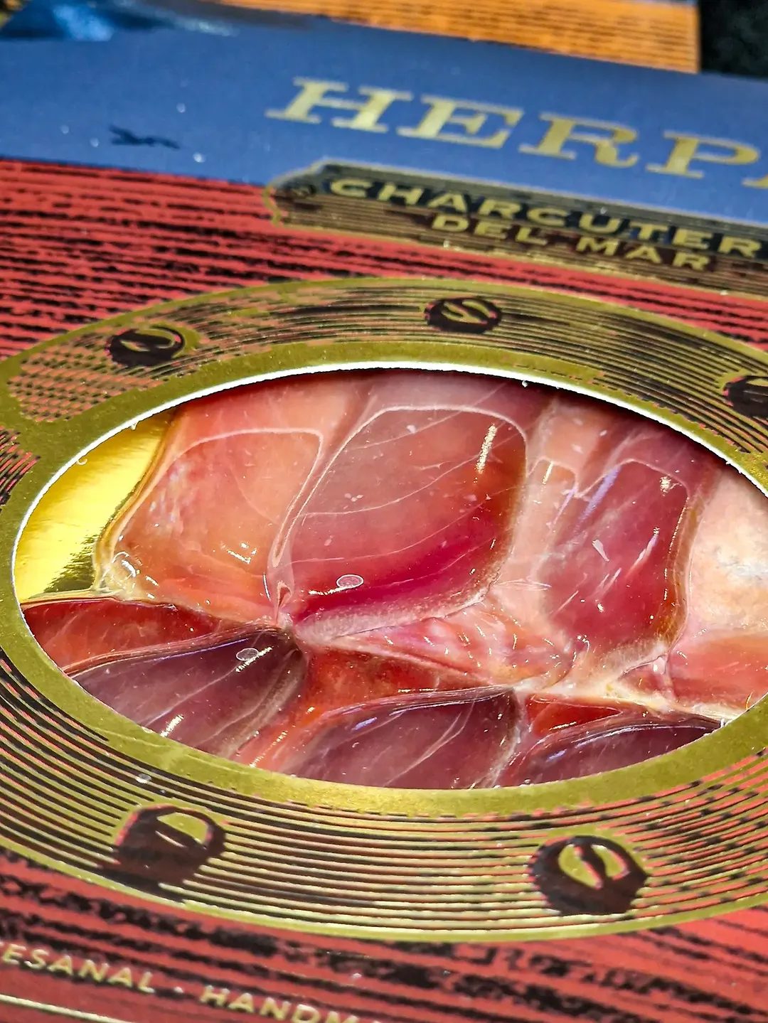 ¿Qué eliges? 

1. Mojama de atún de Barbate
2. Huevas de maruca
3. Carpaccio de atún rojo (ventresca de atún rojo ahumad