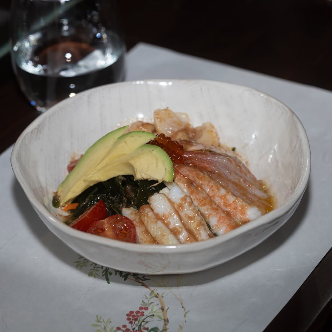 🍽️ @restaurantemiki 🍣
•
Un japonés de corte clásico en Madrid que va directo a lo importante: producto, técnica y respet