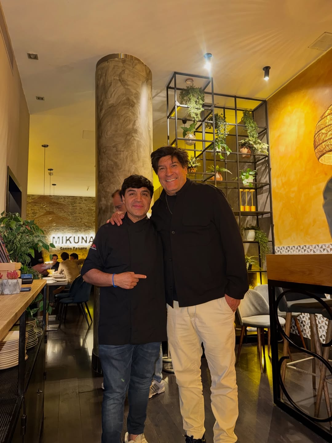 Un placer enorme recibir la visita del mejor 9 Iván Zamorano @bambam9oficial - José Duarte @chefjduarte y familia.