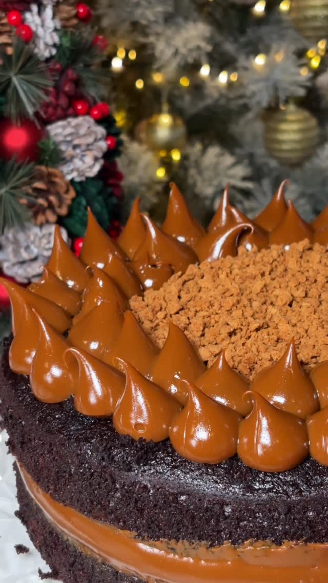 Si amas el chocolate, esta tarta es para ti 🍫rellena de dulce de leche, disponible los fines de semana… #pamelavargaspas