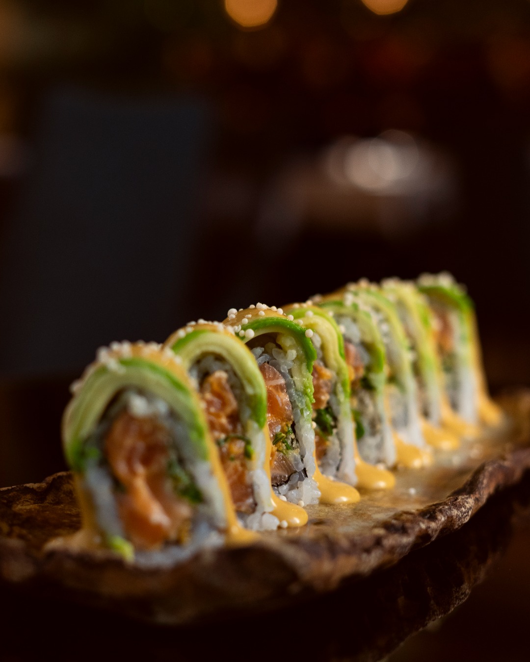 Delicioso tartar de salmón encapsulado en un maki y coronado con emulsión de rocoto y saiko miso de ají amarillo.