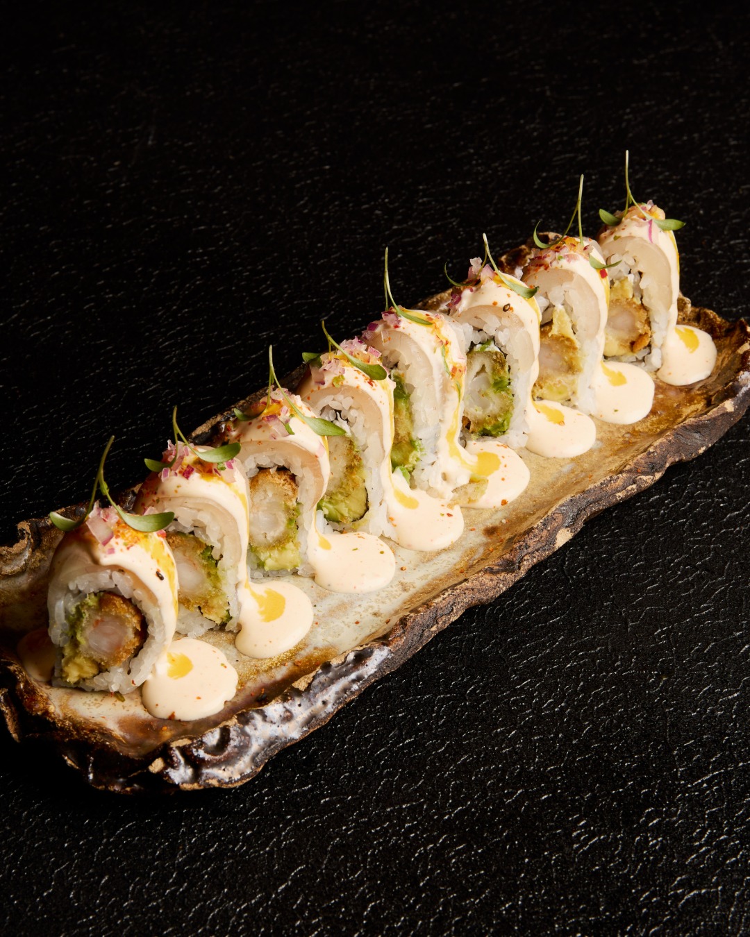 Una salsa acevichada y aguacate fresco acompañan a la pesca del día en este maki cevichero.