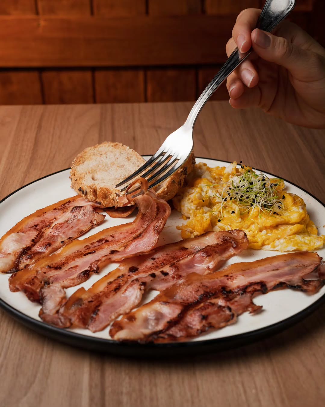 🥓🍳 Un desayuno que apetece de verdad.
Huevos jugosos al punto perfecto, bacon dorado y crujiente, pan tostado listo par