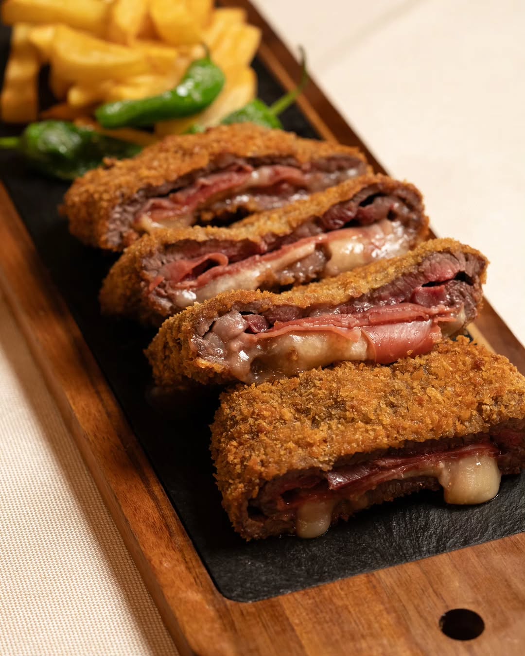 ✨ Un cachopo hecho para los que saben comer.
Carne empanada, crujiente por fuera.
Interior jugoso.
Jamón de calidad.