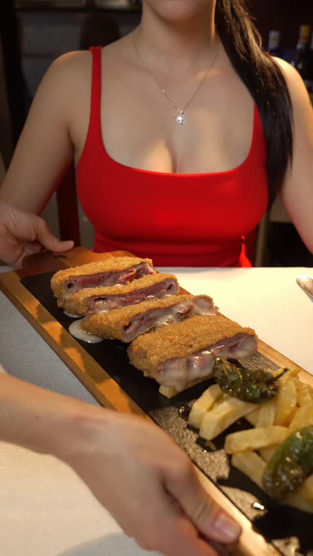 🔥 ¡Prepárate para el paraíso!
El cachopo asturiano
que arrasa en Madrid 🤤
¿Te atreves a probar
esta delicia?
•
📸 y RRS