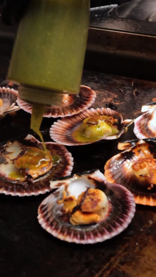 🔥 En Monteferro, cada plato es una pequeña obra maestra. Desde nuestras zamburiñas con ese toque verde de la casa, hasta