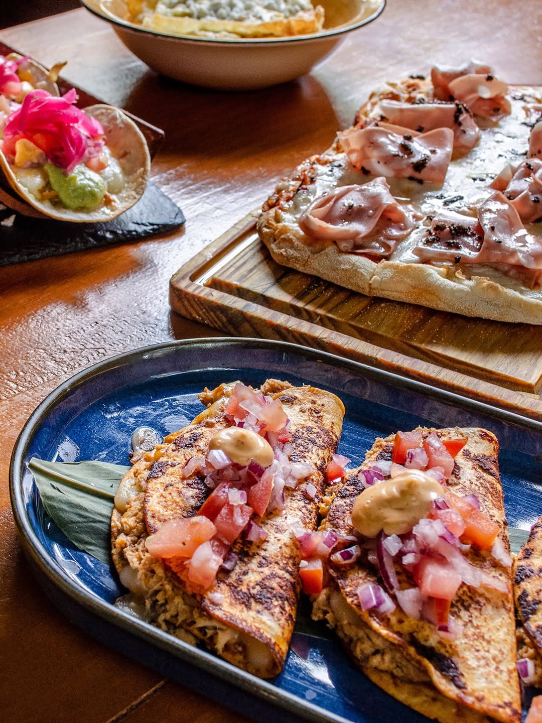 Una mesa llena de color, sabor y ganas de compartir! A veces la mejor elección es no tener que elegir solo una 😋🍕🌮
📍 Al