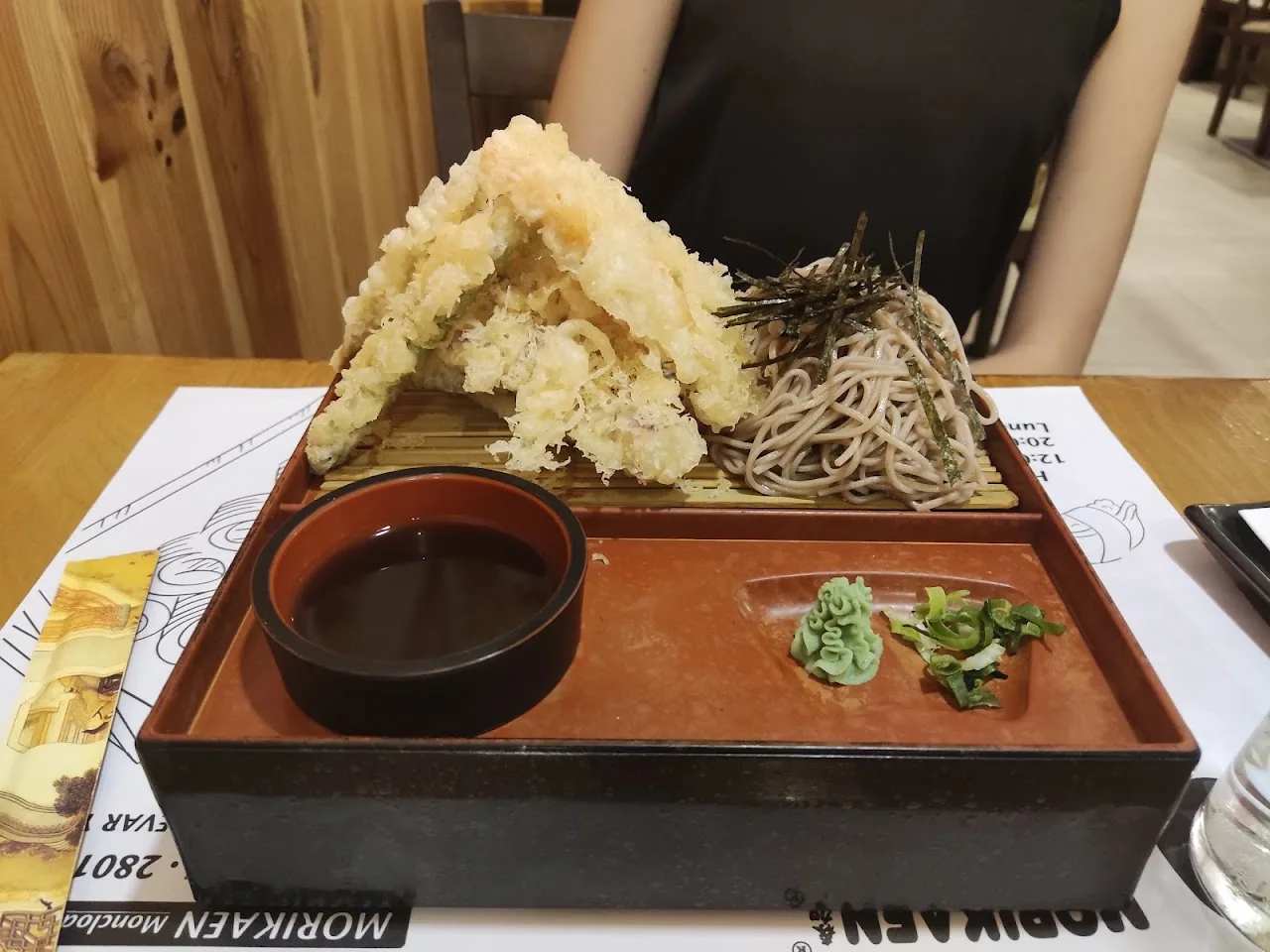 A tempura and soba noodle set with dipping sauce