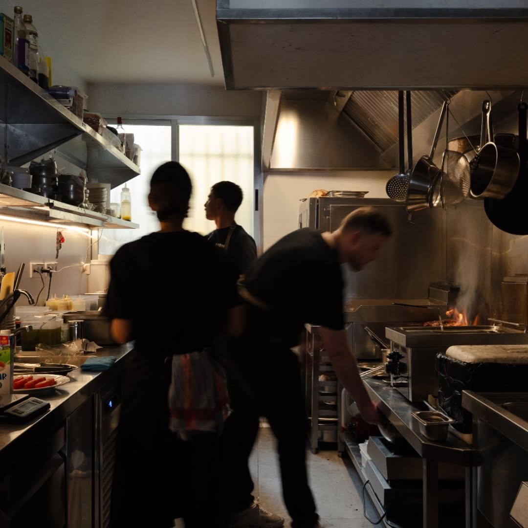 La cocina.

Donde empieza todo.

Horas de trabajo, fuego, calor, constancia, sincronización, exigencia, presión, creativ