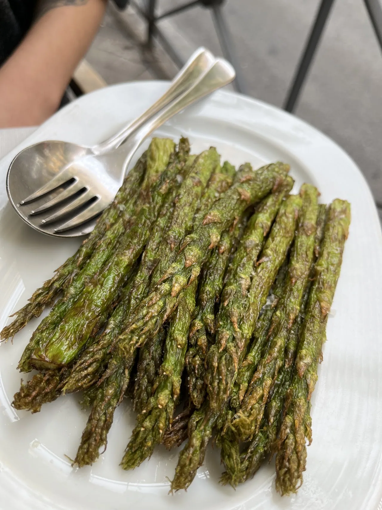 A plate of grilled green asparagus spears