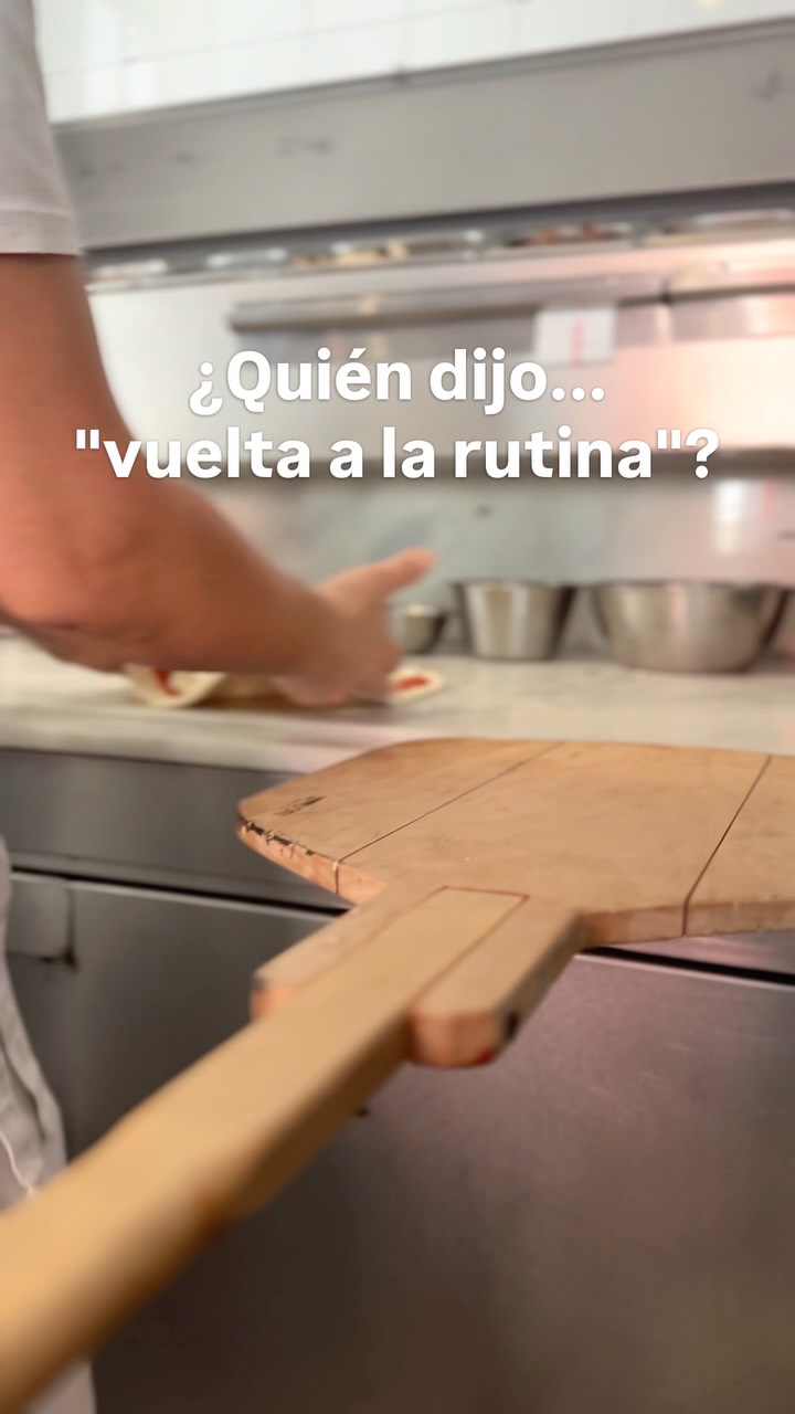 ¿Vuelta a la rutina?
Nosotros seguimos exactamente donde nos dejaste. 🍕🔥
Horno encendido. Pizza saliendo.
Every. Single