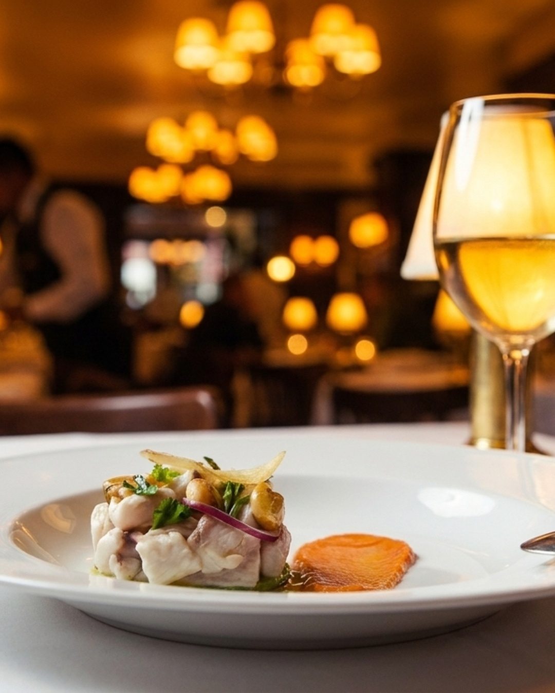 El ceviche que nunca sale de la carta. Pescado del día, cítricos, y la sala de siempre detrás.
#NarcisoBrasserie #Cevich