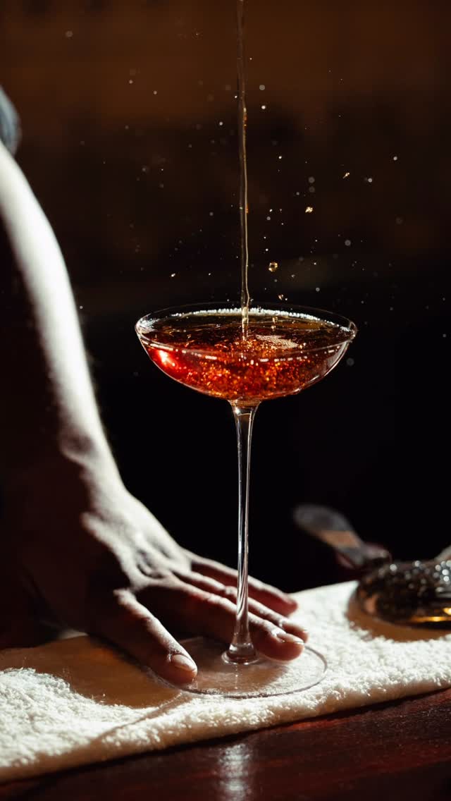 Light. Amber. Silence.
Yoru — where the night begins.
.
En @nifunifabar
.
.
#cocktailglass #handmadeglass #glass #glass