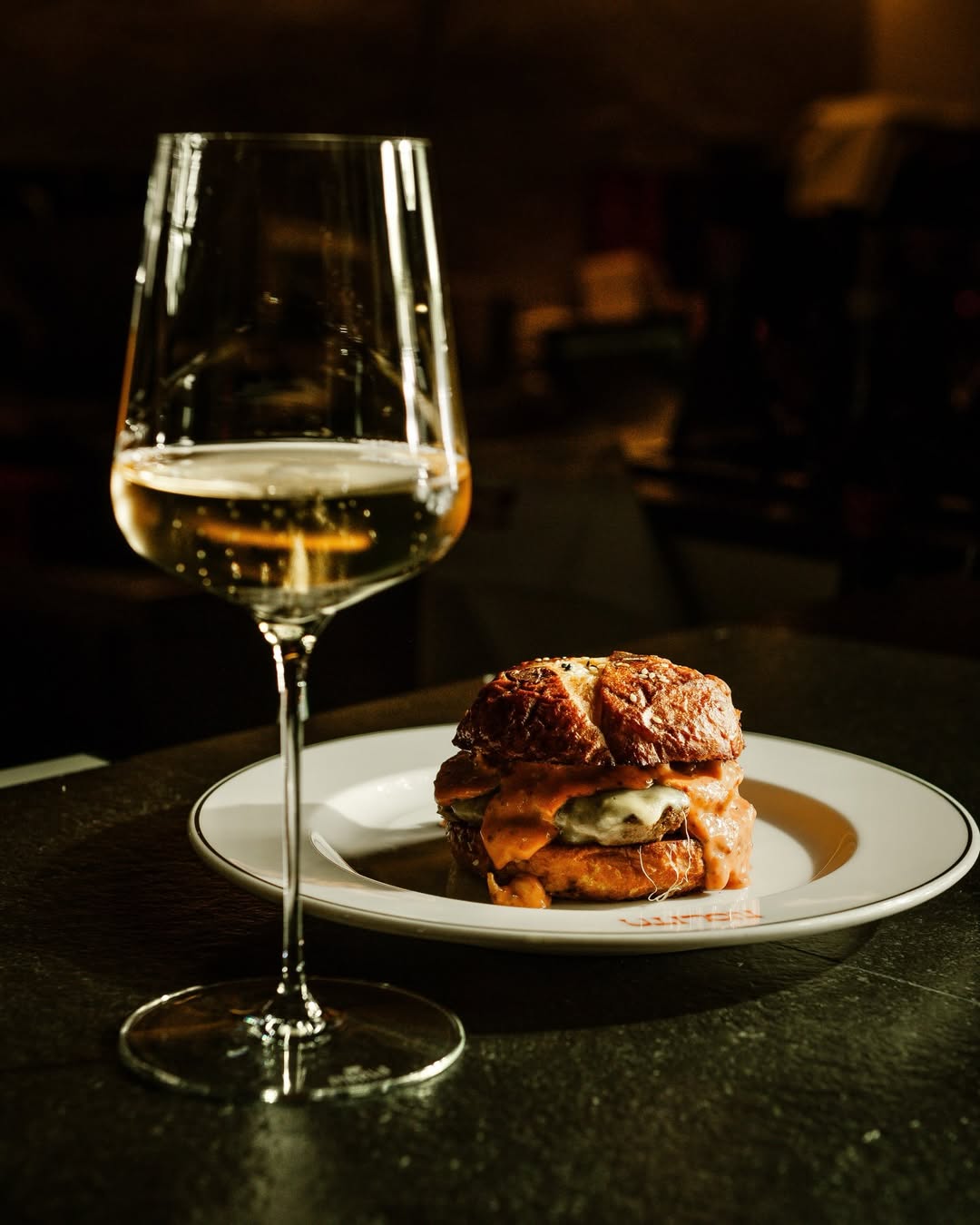 Una hamburguesa por la que merece la pena sentarse a la mesa 🍔🍷