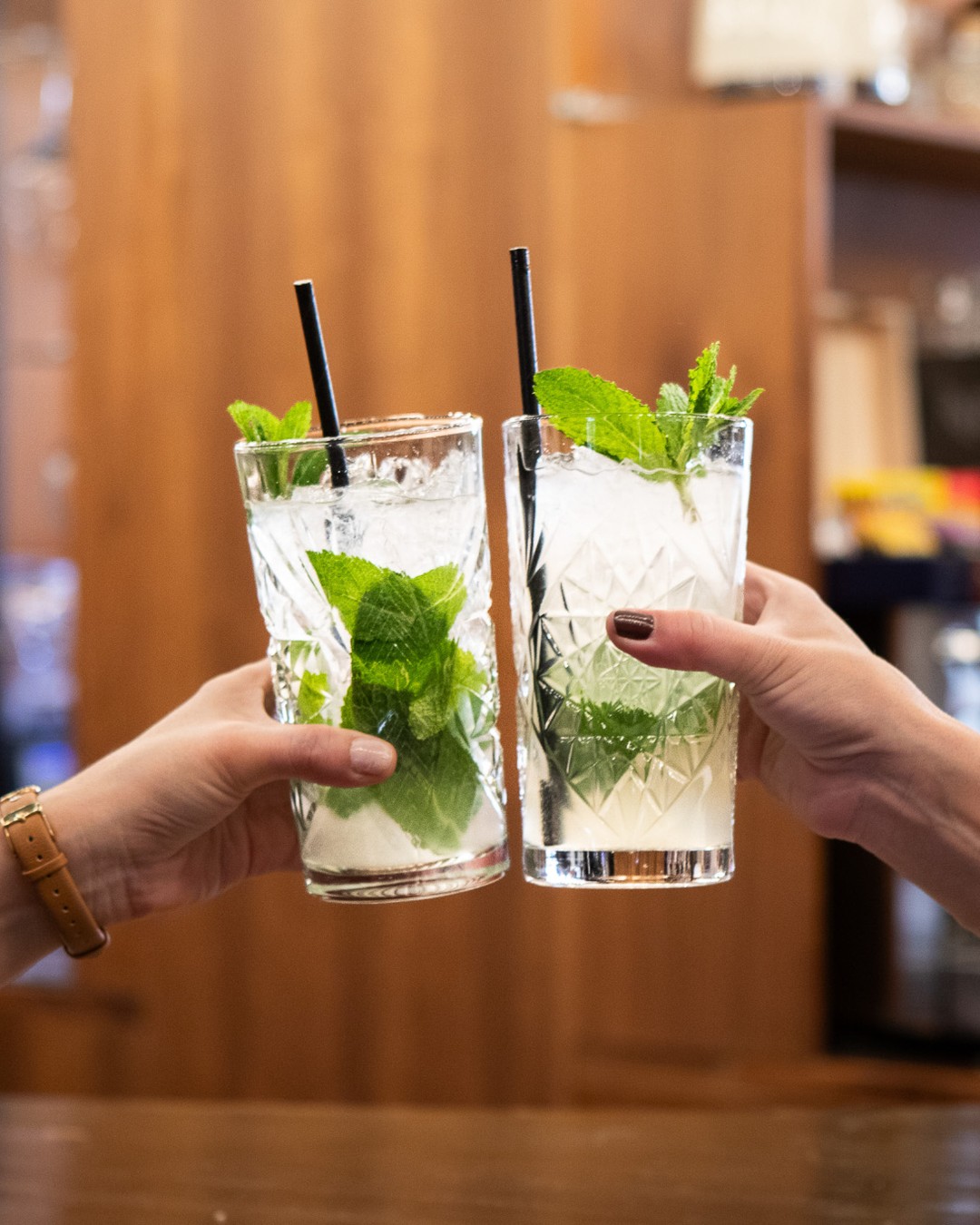 Dicen que el dinero no compra la felicidad... Pero compra #mojitos bien fríos en buena compañía, ¡que viene a ser lo mis