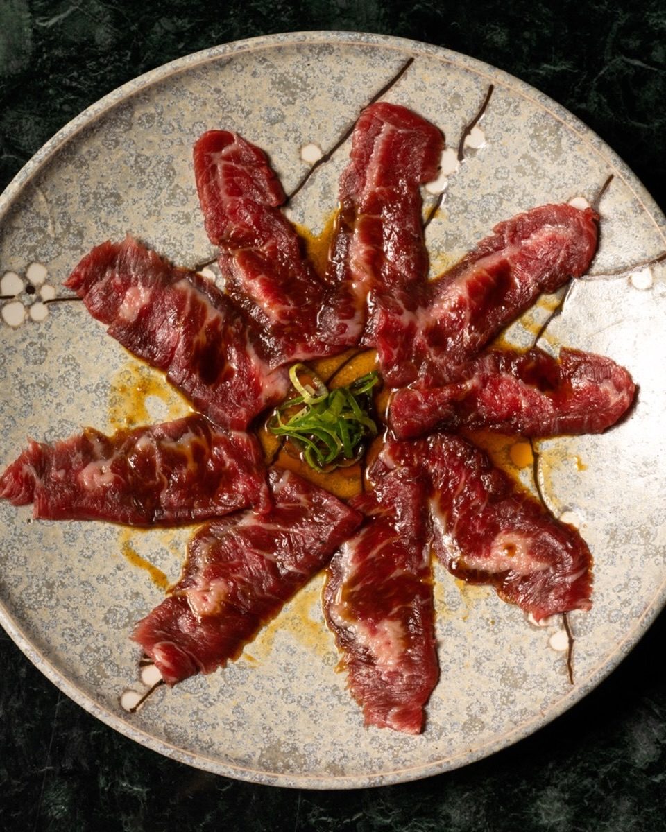 Usuzukuri de Wagyu; la textura perfecta y un sabor que habla por sí solo @no.na.me.bar #thisisnonamebar