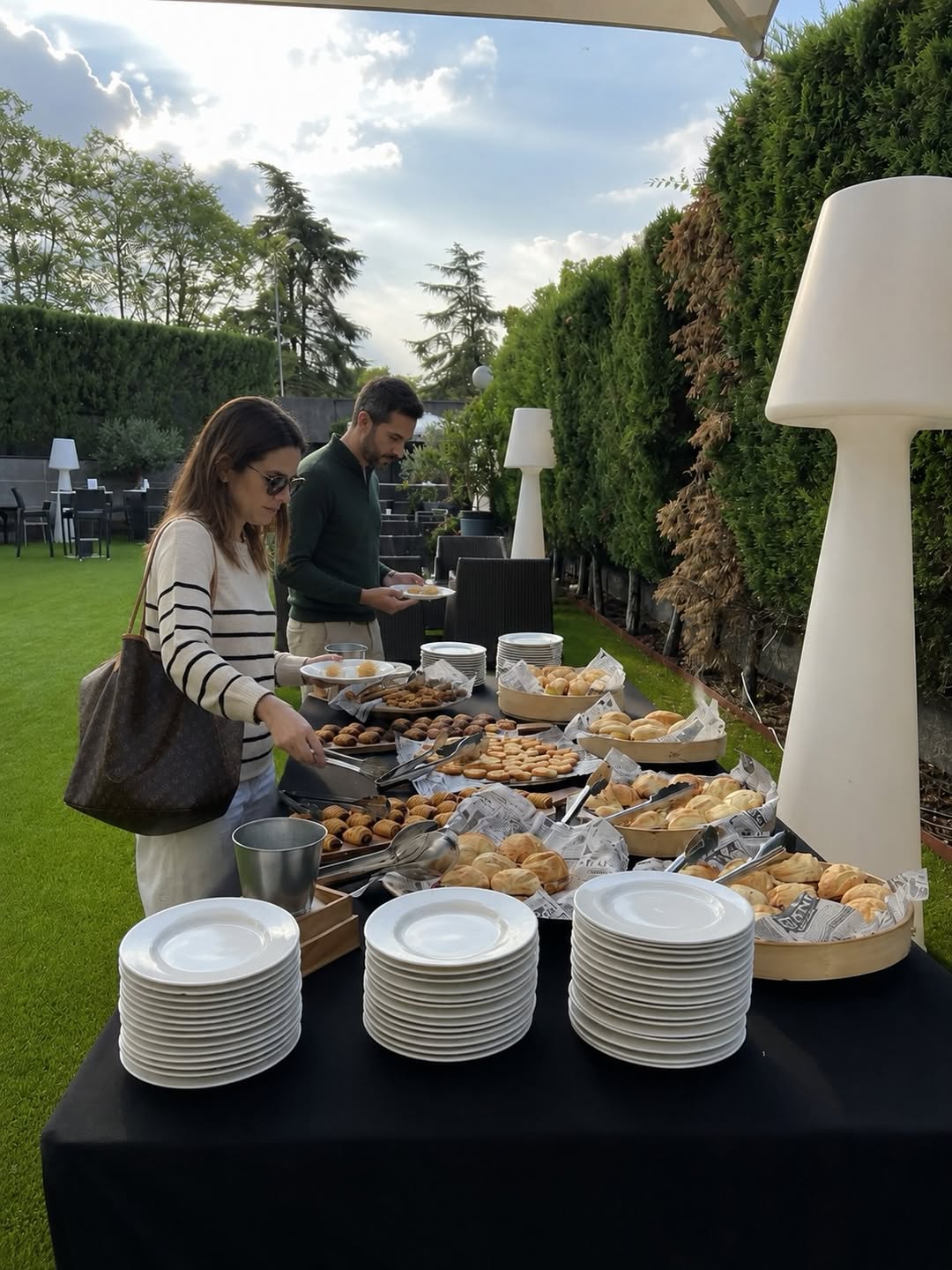 Reuniones, pero con buen comienzo ☕🥐
Cuando tu empresa pone este desayuno en el jardín del Hotel Nuevo Boston antes de