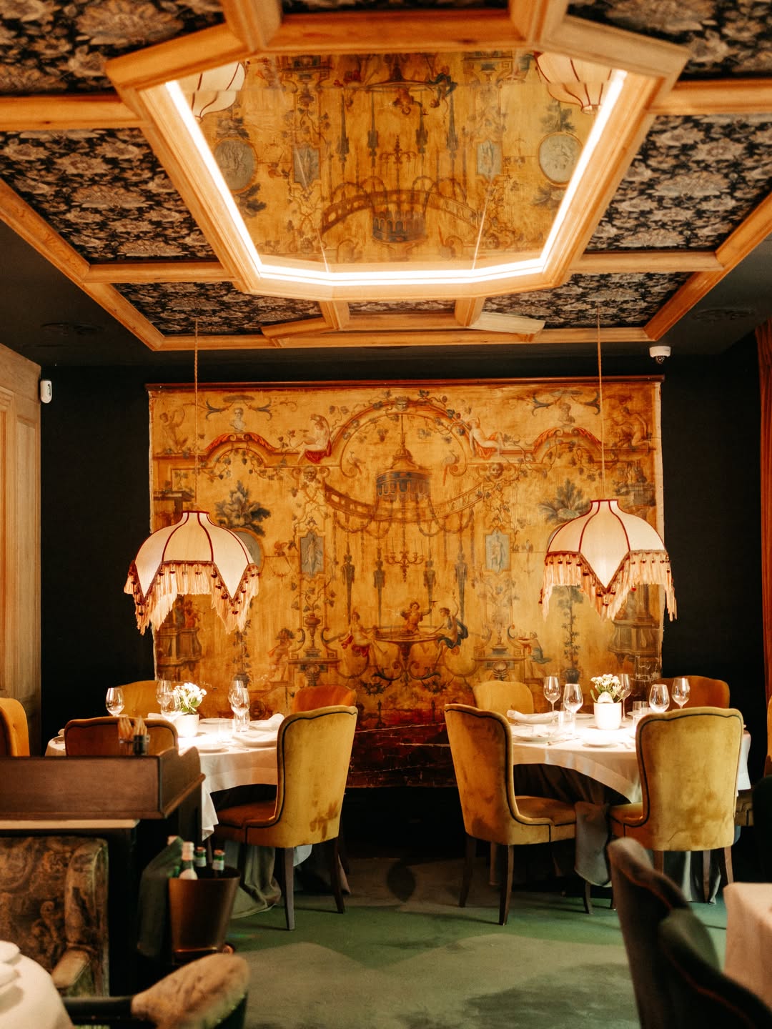 Entrar en nuestros salones es viajar sin moverse. Un espacio inspirado en los grandes restaurantes burgueses europeos, d