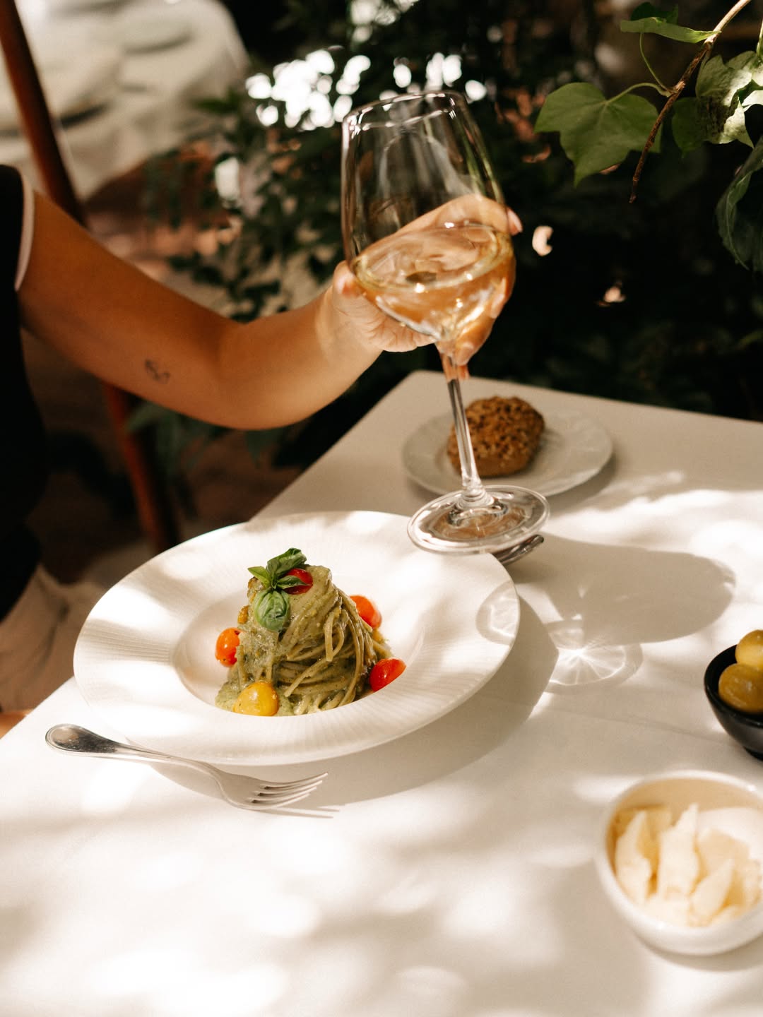 Los últimos días de verano se viven mejor con un buen vino, unos Linguine al Pesto de Pistacho y el ambiente tranquilo d