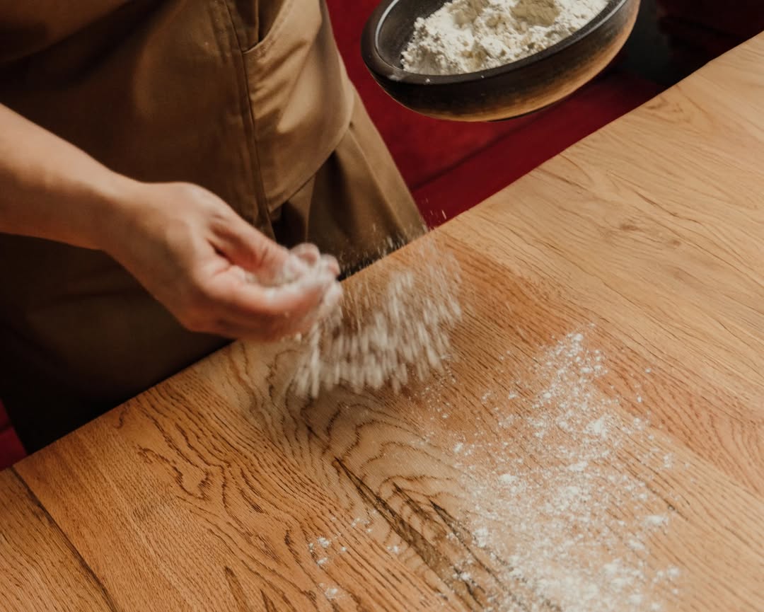 Harina, manos y tiempo. Así empieza todo en Nunuka.

📸 @inesgarp 
#nunukamadrid #georgianfood #bistromadrid