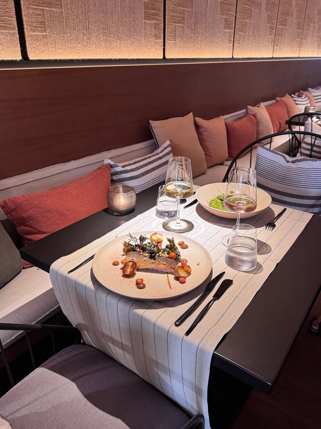 A table waiting for the evening to begin. ✨⁠
Good food, good wine and the warm atmosphere of Ocre, in the heart of Santa