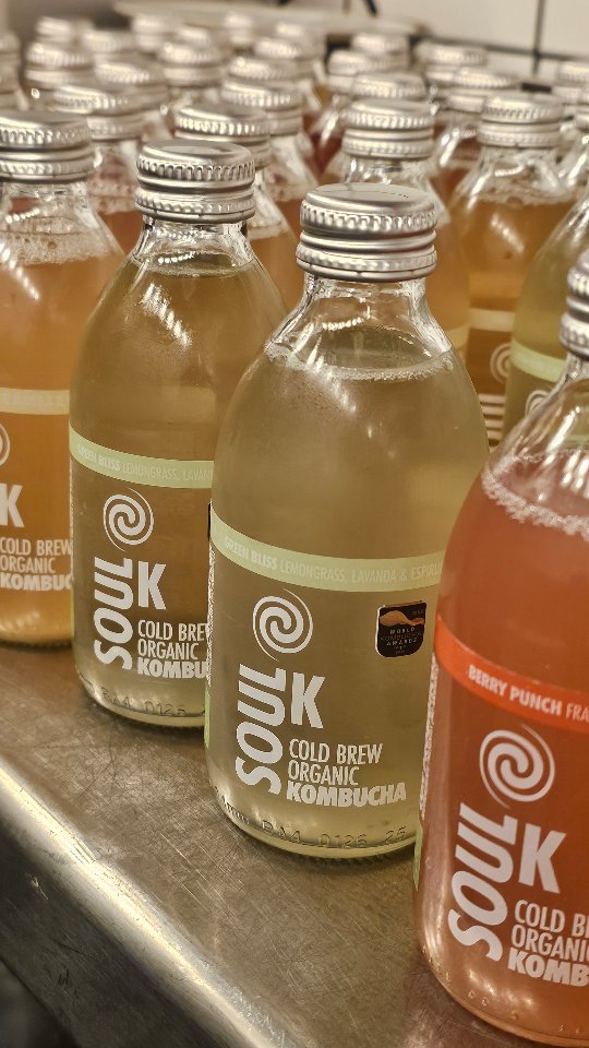 ¿Sabías que no todas las kombuchas son iguales? 🧊✨
Hemos elegido trabajar con Soul K porque es una bebida viva, artesan