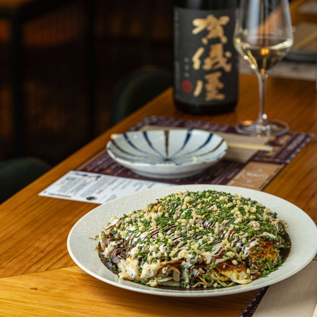 Capas de sabor, fuego en la plancha y ese queso fundido que lo corona todo. 🧀🌶️
Si pensabas que lo habías visto todo
