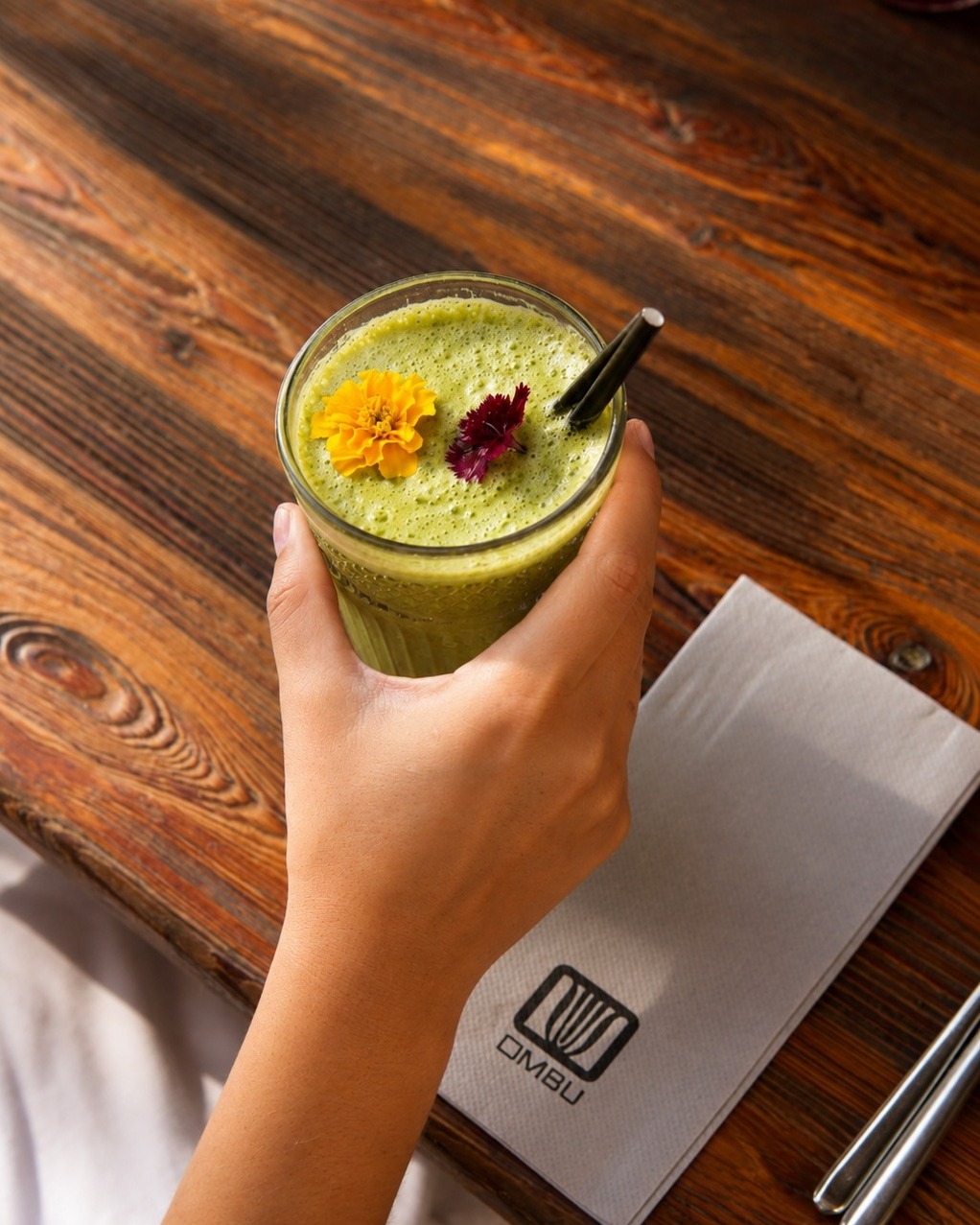 Morning mood: Iced Matcha Latte. 💚🧊

Empieza el día en OMBU con nuestros desayunos, algo rico para comer y tu matcha bie