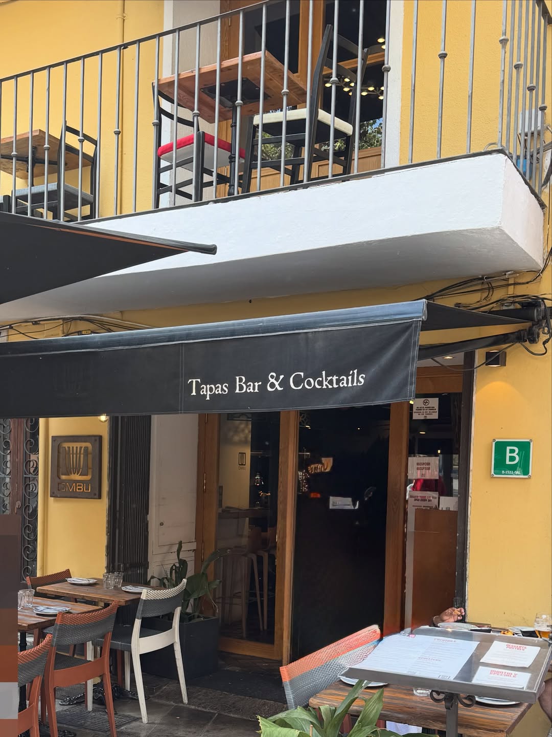 Asian fusion tapas - delicious - Calamar andaluz con lima and Pad Thai langostinos - and inside with air con 😎 @ombupalm