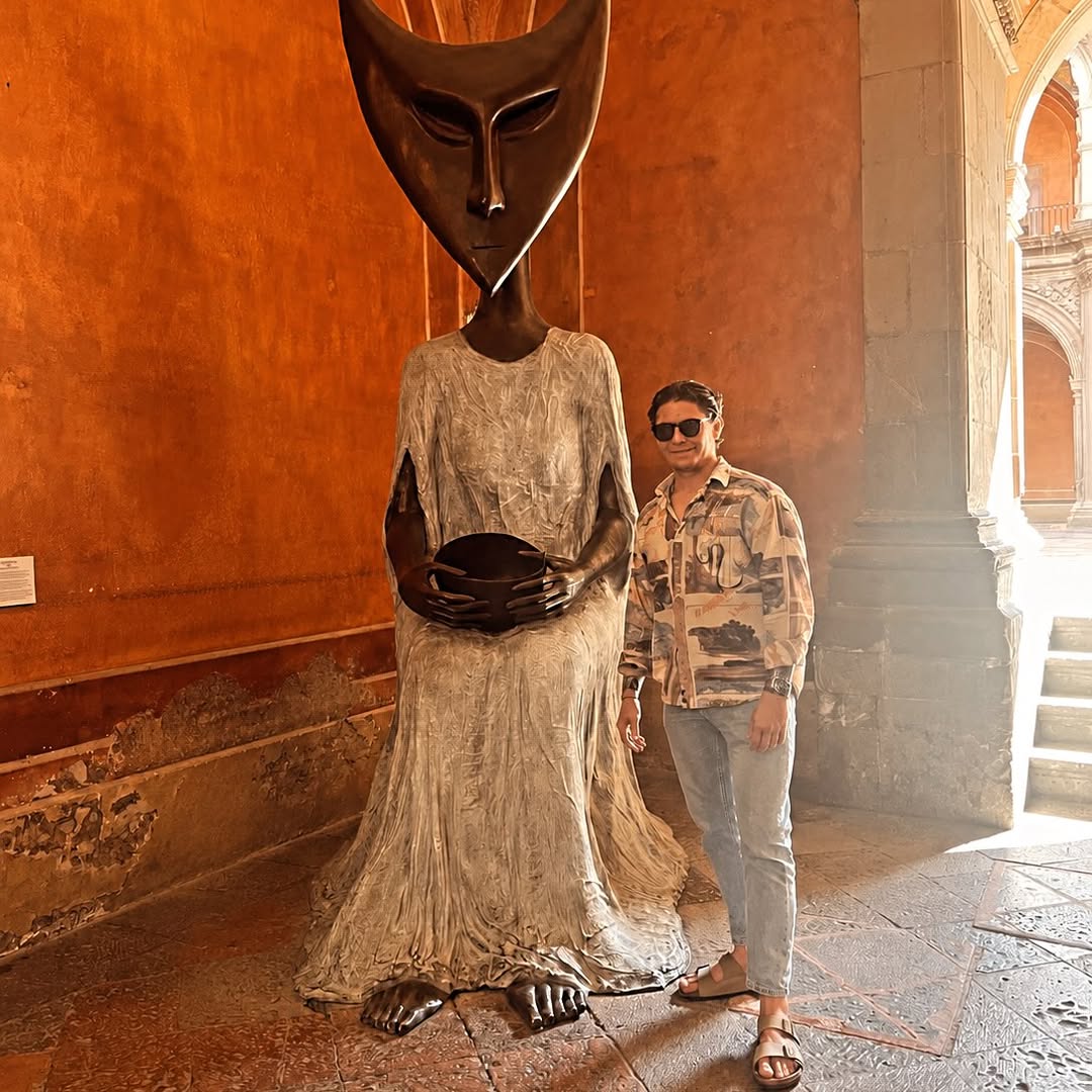La inventora del atole — Leonora Carrington

Hay obras que simplemente observas.
Y hay otras que te encuentran.

Esta me
