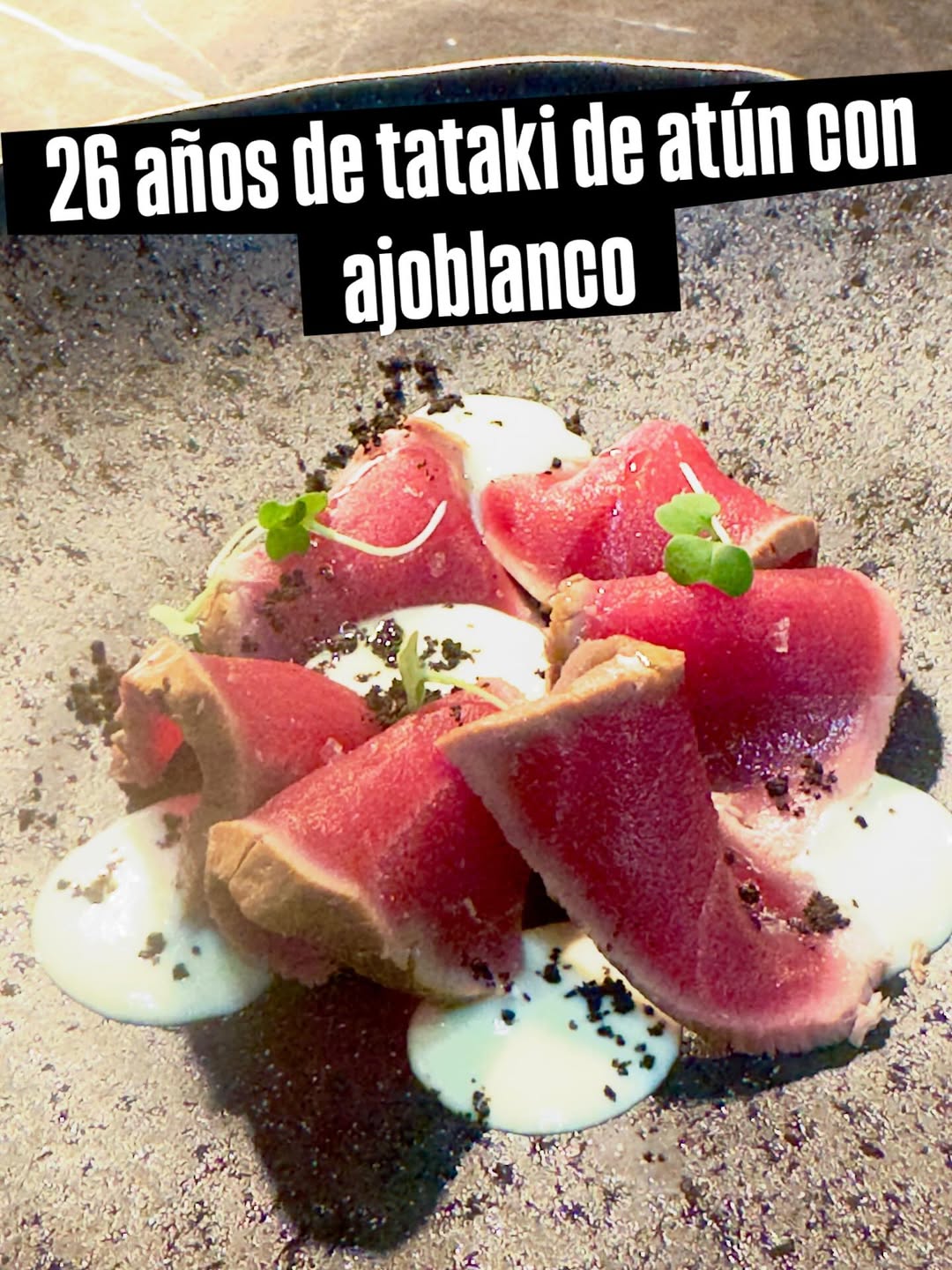 El sueño de cualquier cocinero.
Que un plato perdure.
Desde NODO en 2000 el Tataki de atun con ajoblanco se ha converti
