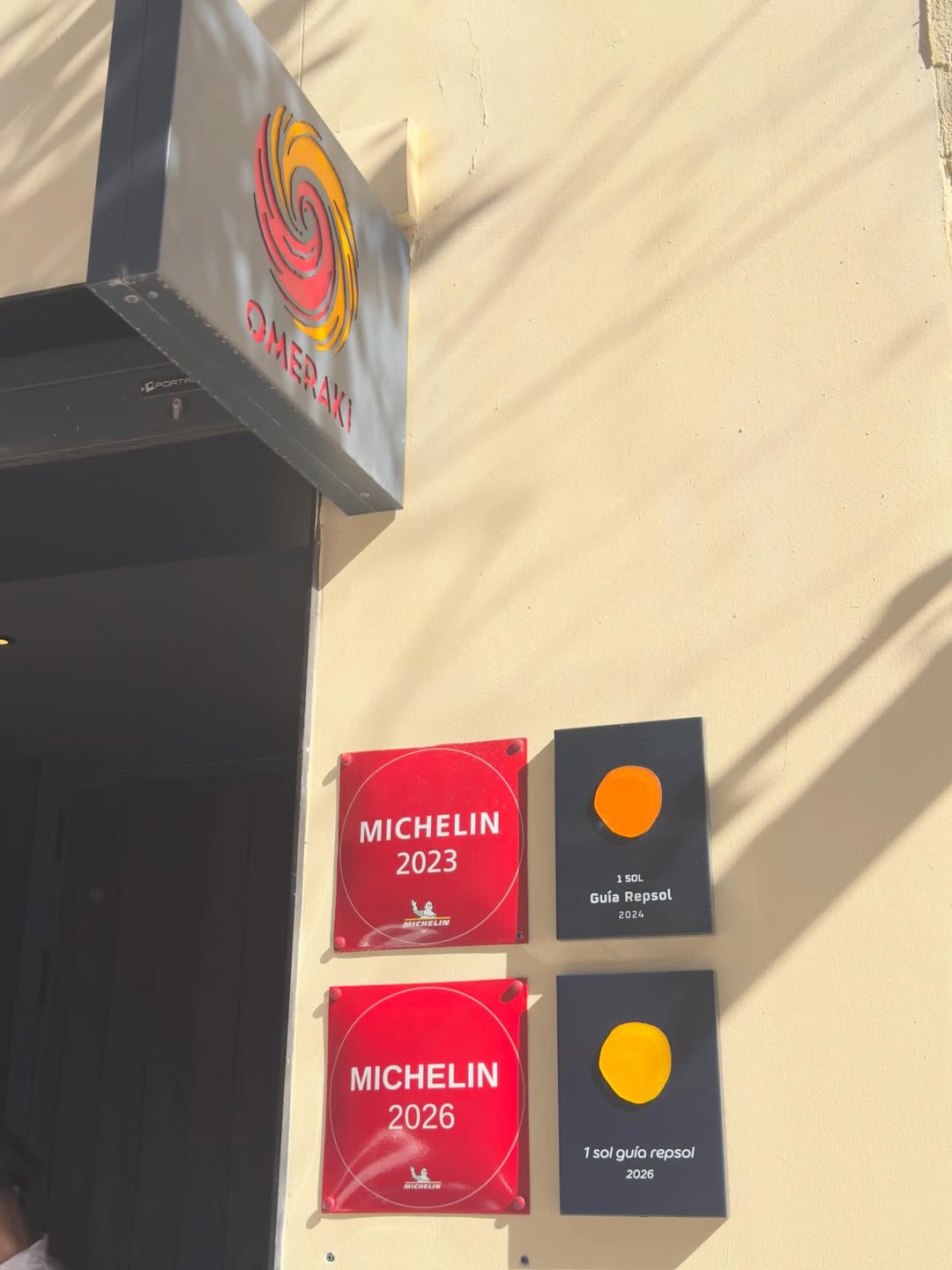 Fachada de Omeraki puesta al día. A que está bonita???
Hemos decidido poner solamente la primera placa que nos concedier