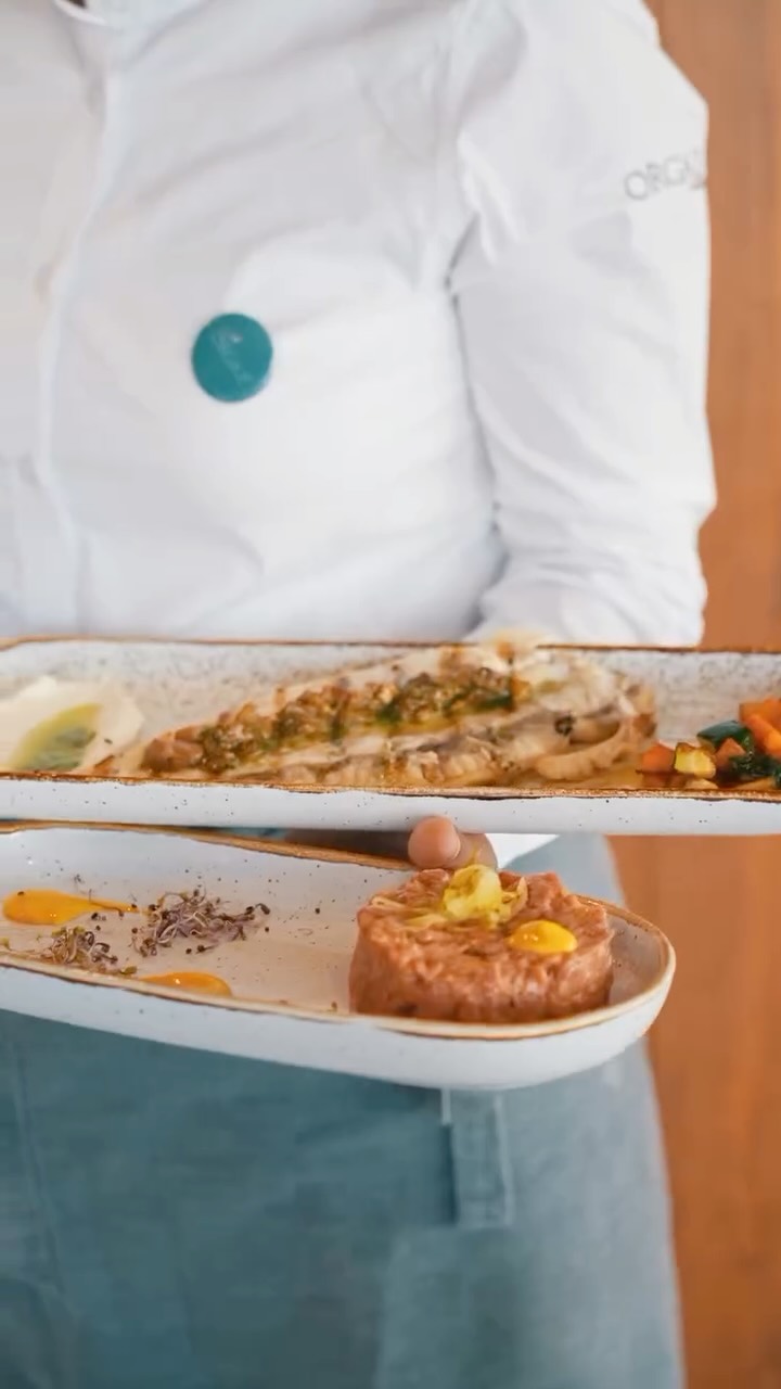 Hay lugares donde vienes a comer.
Y hay otros donde decides quedarte un rato más.

Porque alrededor de una mesa se compa