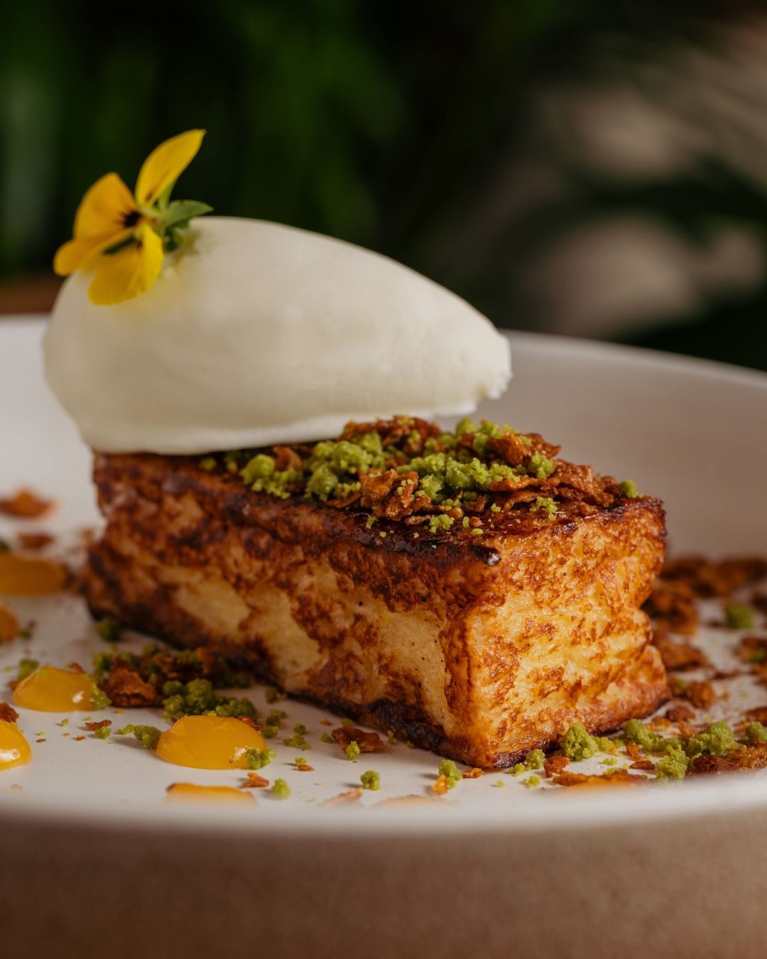 El final también merece su momento.
AMAI TOAST
Torrija caramelizada de coco, crumble de matcha y helado de queso.
Rese