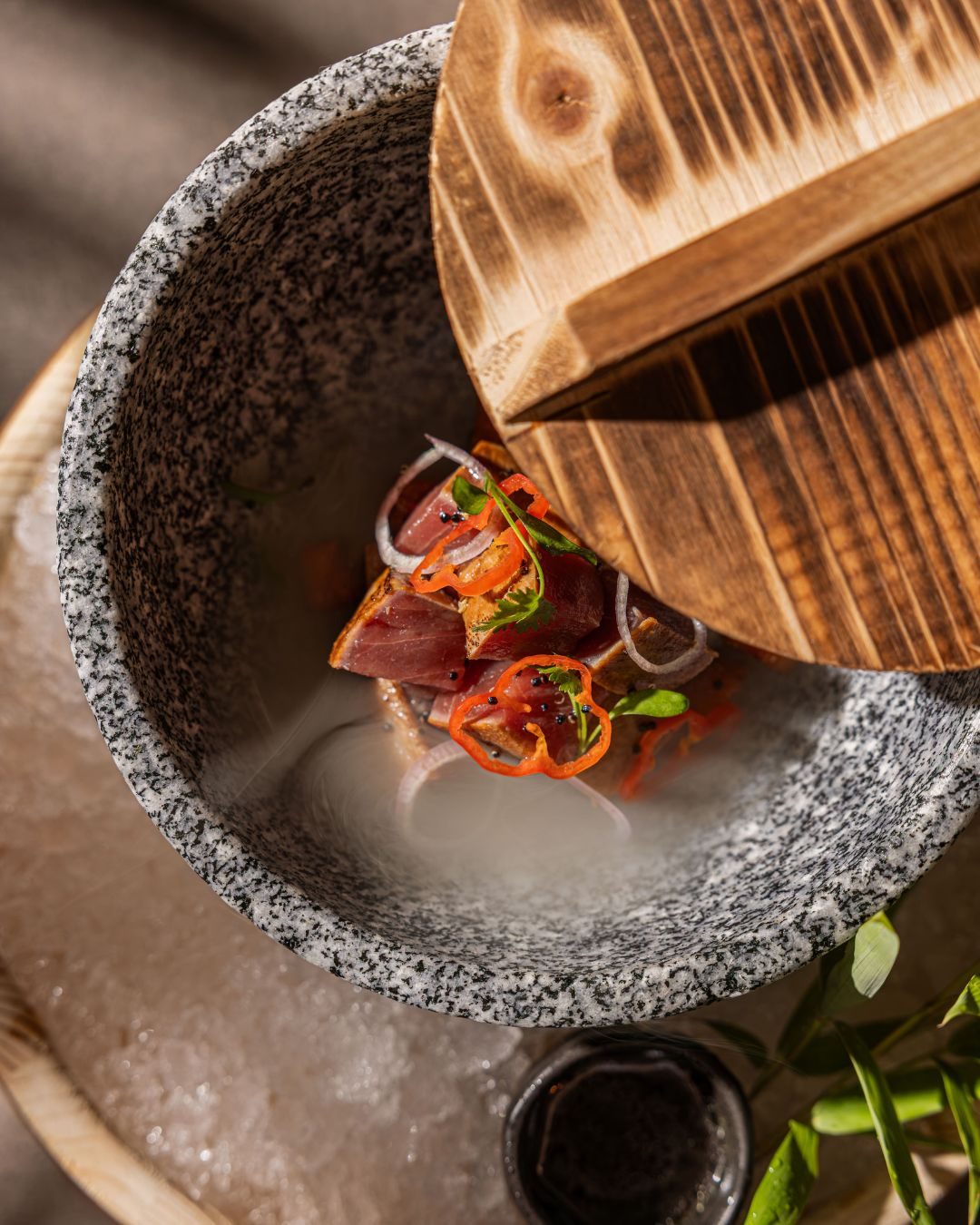 Si no sabes por dónde empezar, empieza por Atún Kunsei.
Tataki de atún rojo, boniato, yuzu ponzu ahumado y quinua negra.