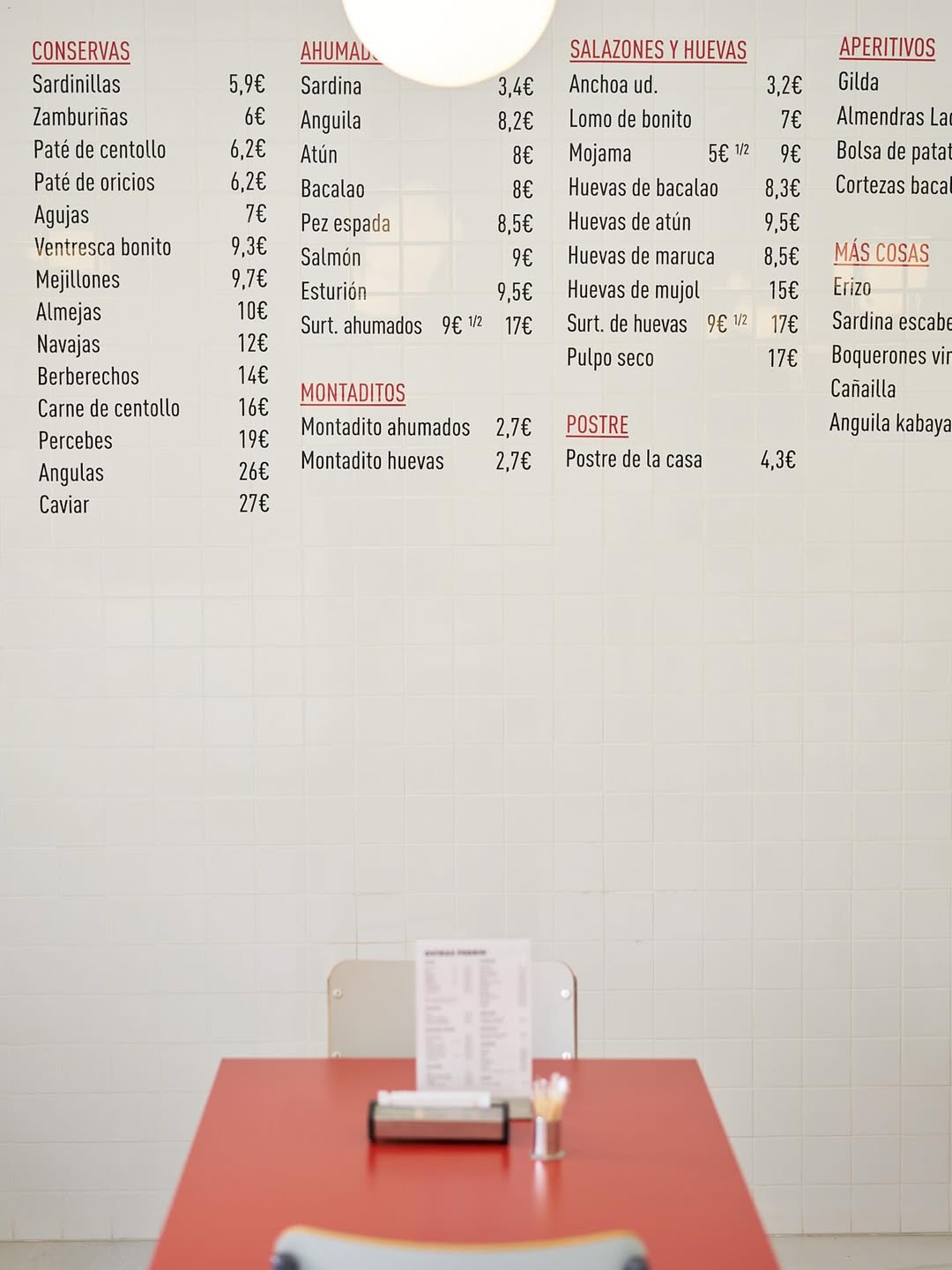 El salón de nuestro nuevo, acogedor y luminoso Ostras Pedrin en barrio Salamanca, Madrid. Cocina abierta todo el día ☀️