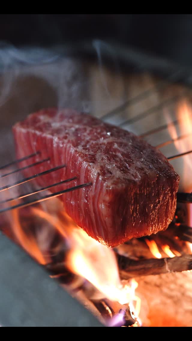 En Otoro no todo es pescado y también ofrecemos el auténtico Wagyu A5, la máxima certificación de calidad de esta carne.