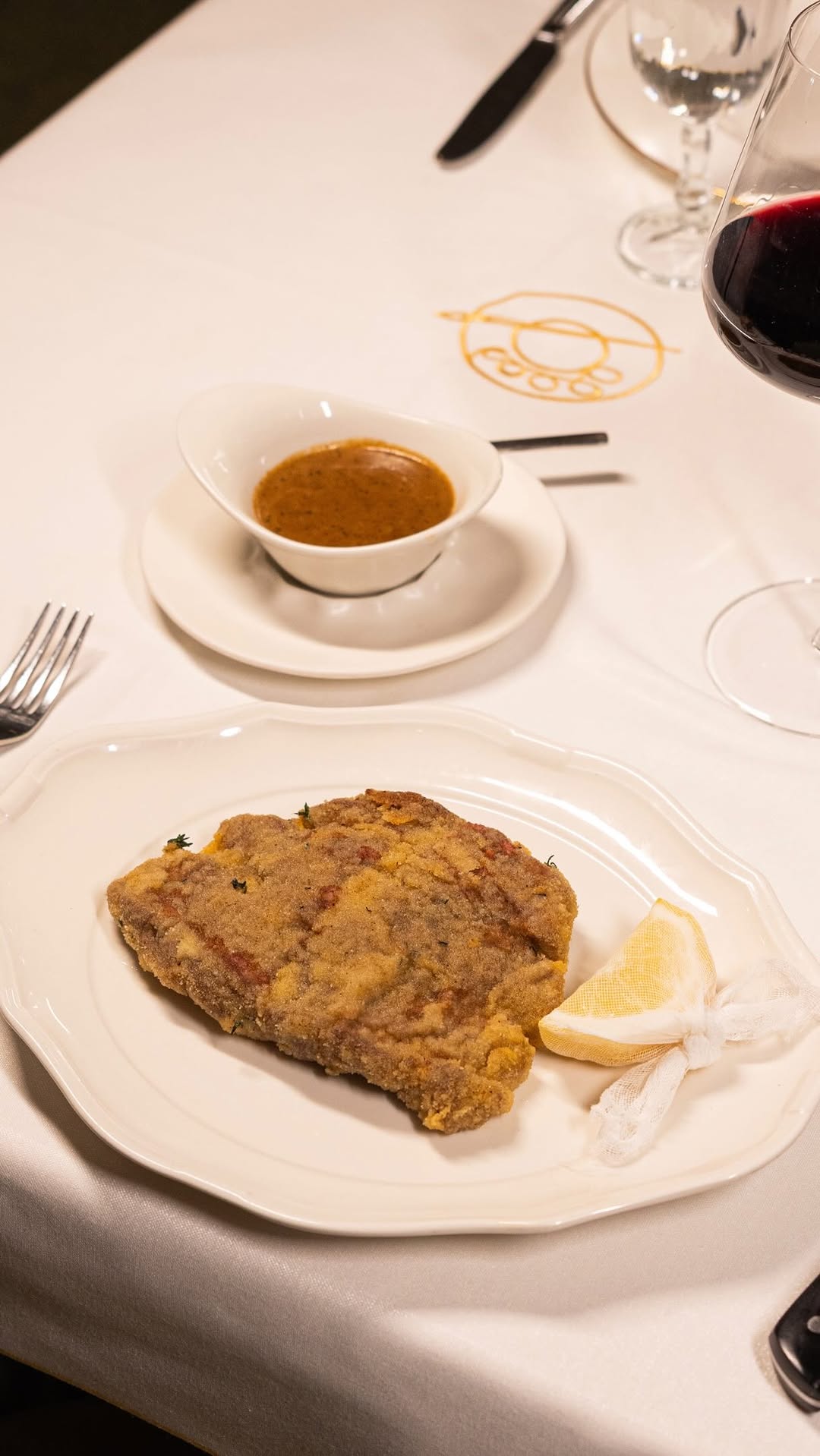 Escalope de solomillo, dorado al punto justo, acompañado de una cremosa salsa de pimienta y champiñones.
Un clásico qu