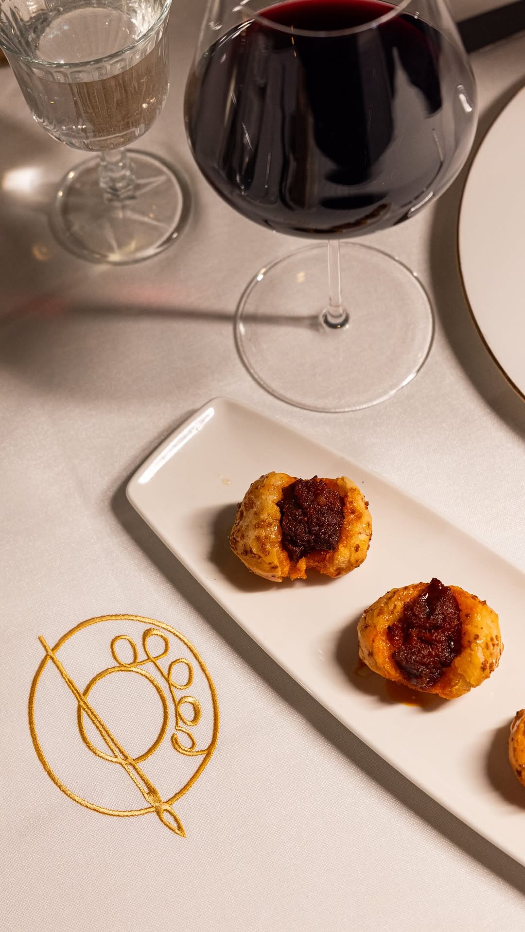 Crujiente por fuera, esponjoso por dentro.
Pan de queijo, sobrasada, queso Poltru y un toque de miel. El equilibrio per