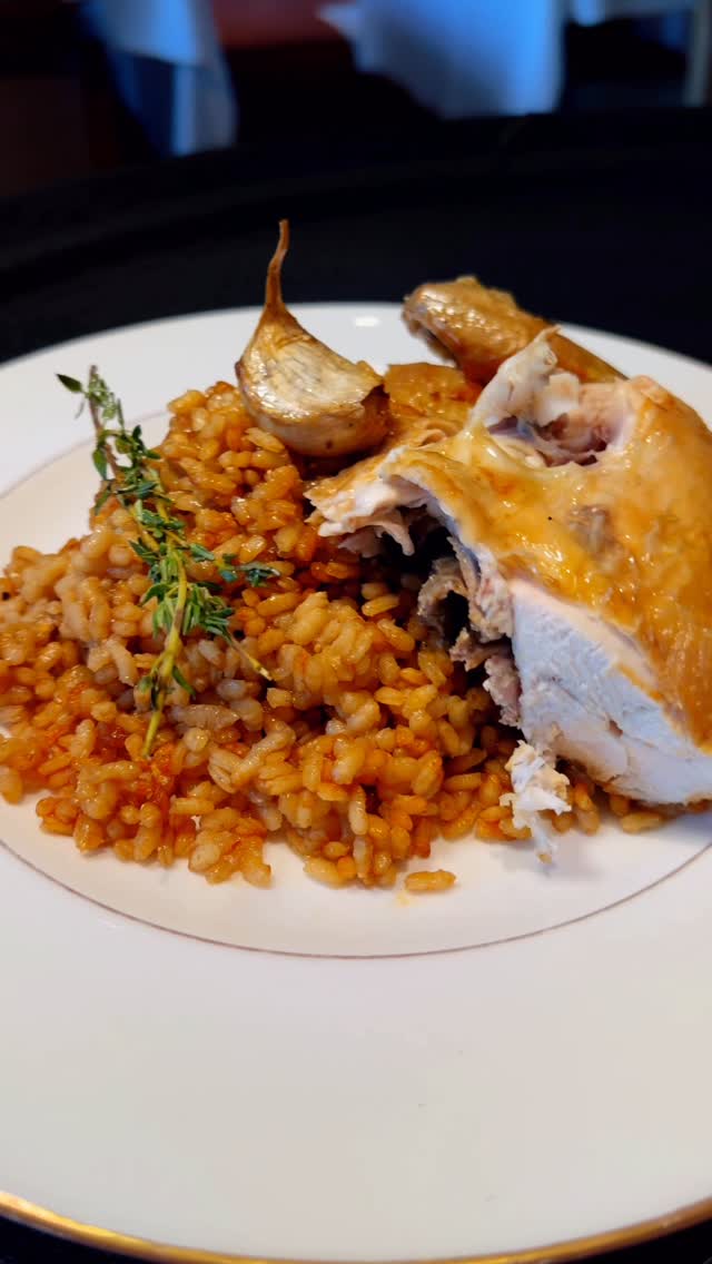 Lo que pasa entre el horno de leña y el socarrat, se queda en Pabblo🫢✨
#pabblo #madrid #arrozconpollo #madridfoodie