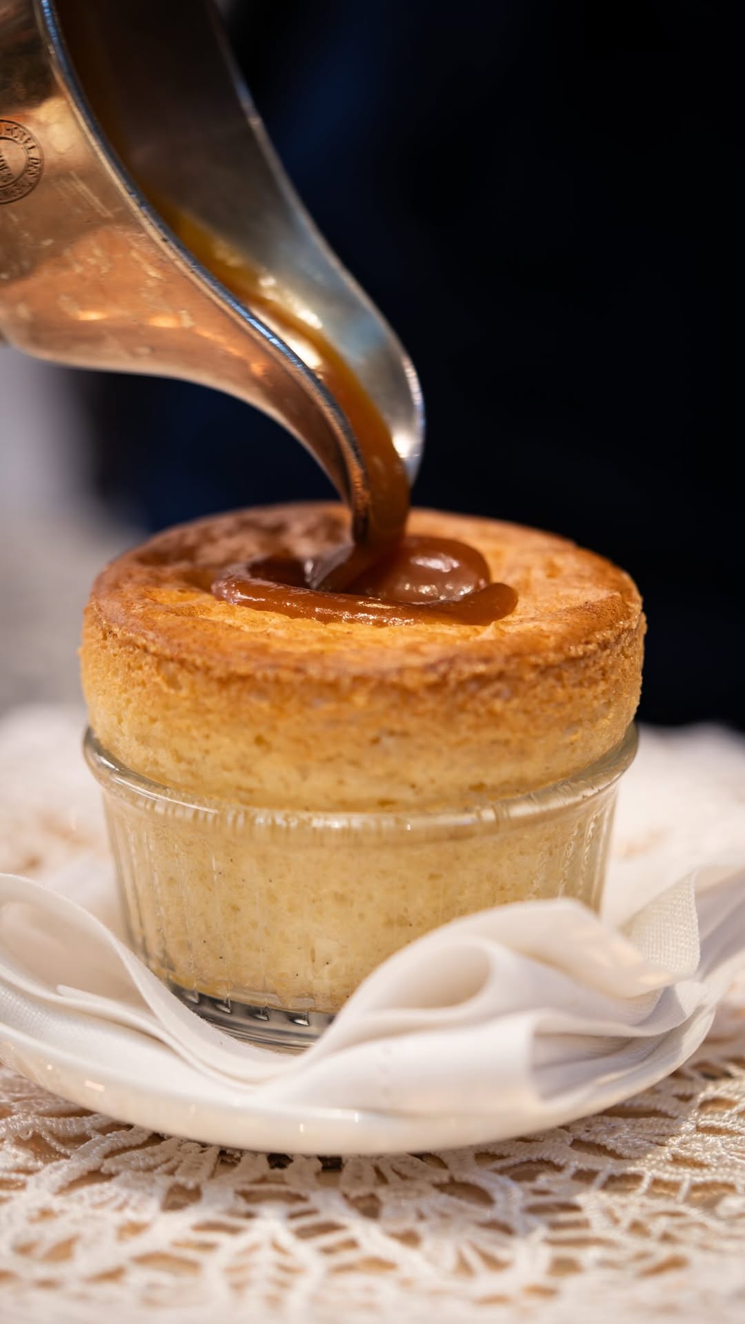 Hay un solo plato en PABÚ que jamás cambia: el soufflé.
Elaborado al modo tradicional francés, es el único ritual fijo