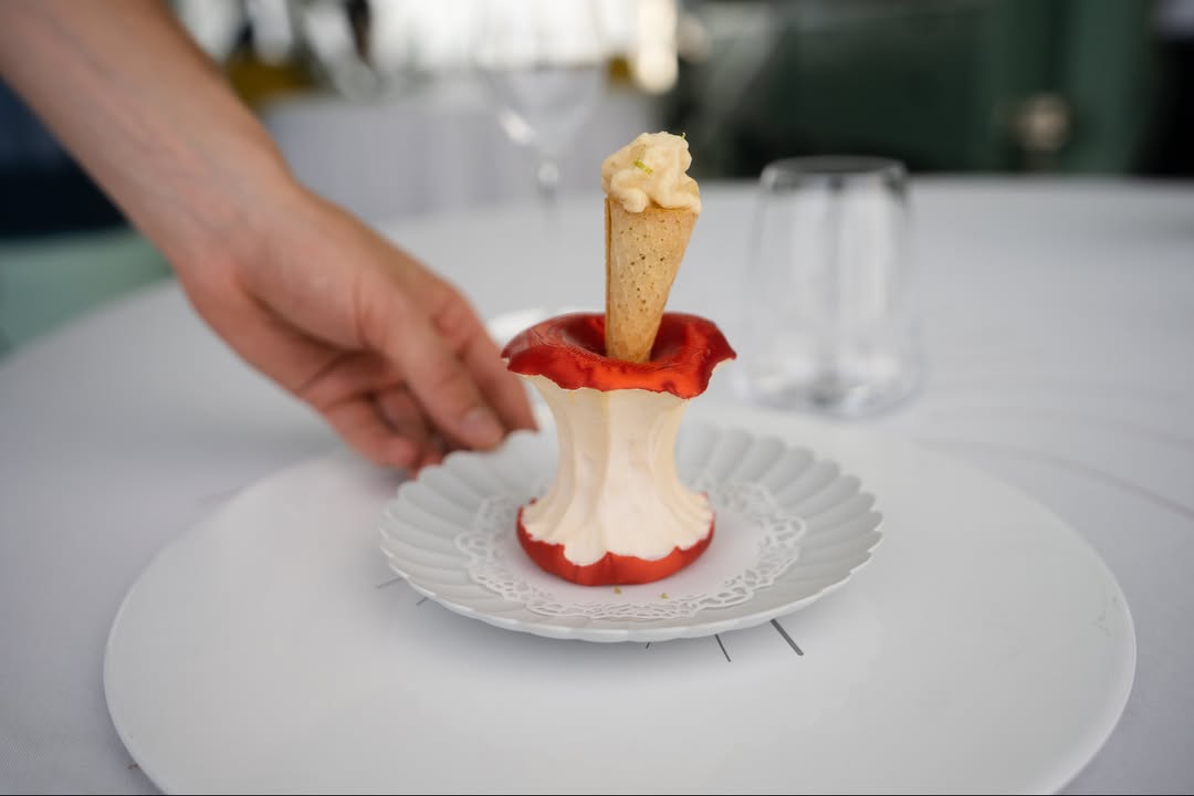 Hay sabores capaces de llevarnos de vuelta a un recuerdo. El Barquillo de manzana de feria nace de uno de ellos: las man