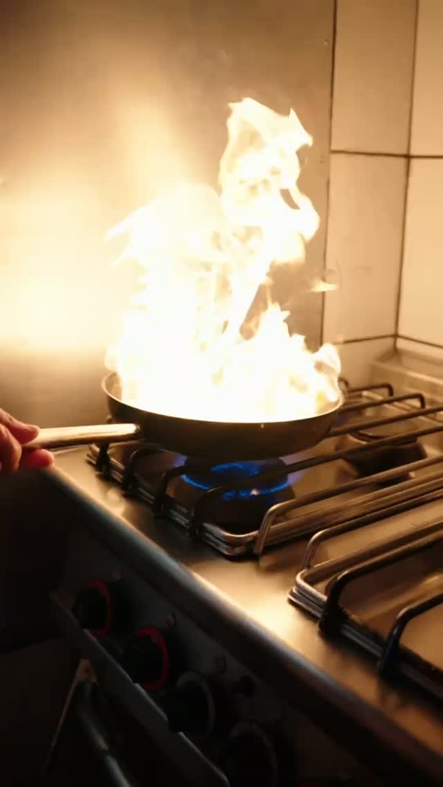Estamos listos 🔥

Fuego encendido, mesa puesta y muuuchas ganas de haceros felices 😏
¡Ven a descubrir los platazos que t