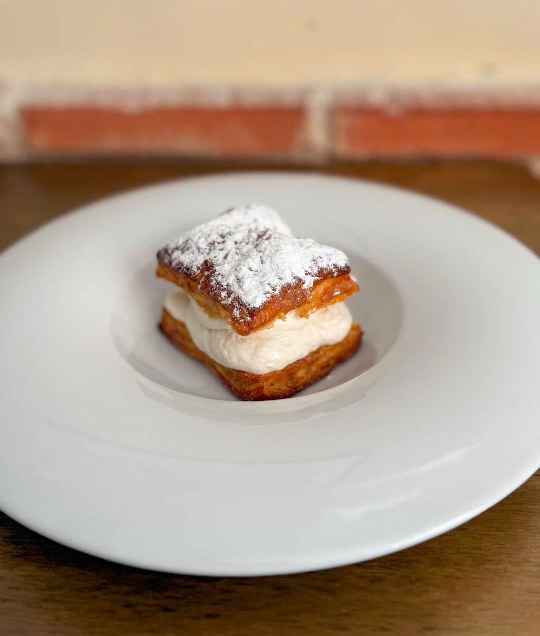 Nuevo postre que llega con historia 😎

El Miguelito manchego, ese hojaldrado clásico que todos conocemos, aquí lo reinte