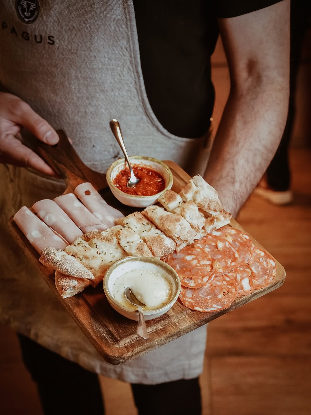 ¿Esto es una focaccia o una locura? 👀🔥
 Crujiente, jugosa y con lo mejor de Italia encima:

✔️ N’duja calabrese ✔️ Queso